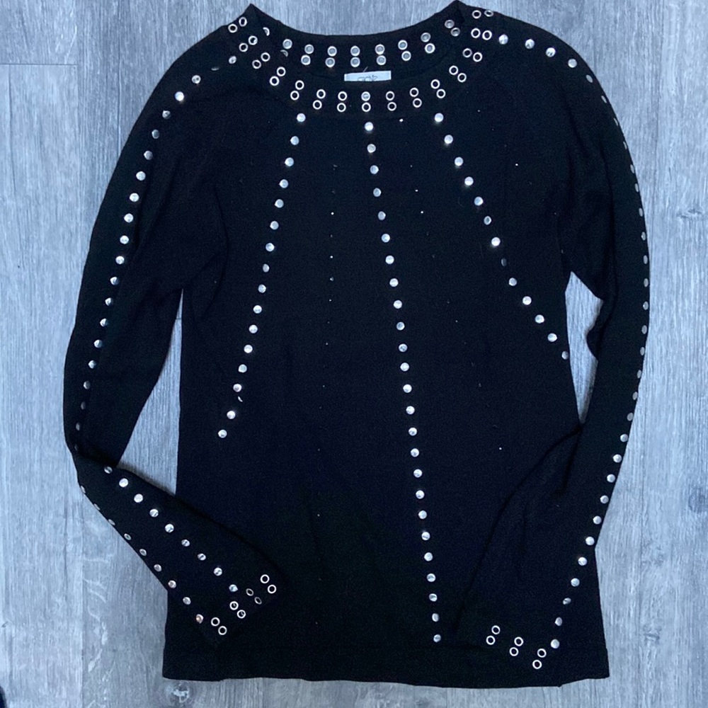Cache sweater, size medium